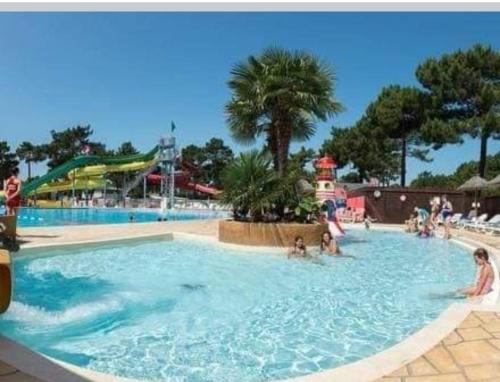 un grupo de personas en una piscina en un parque temático en Mobil home de 44m2, en La Palmyre