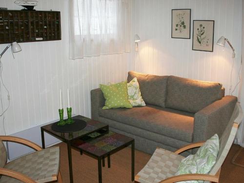 Snogebækにある4 person holiday home in Nexのリビングルーム(ソファ、テーブル付)