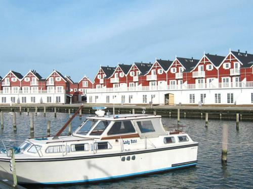 Bagenkopにある8 person holiday home in Bagenkopの建物の前の水に白い船が停泊している