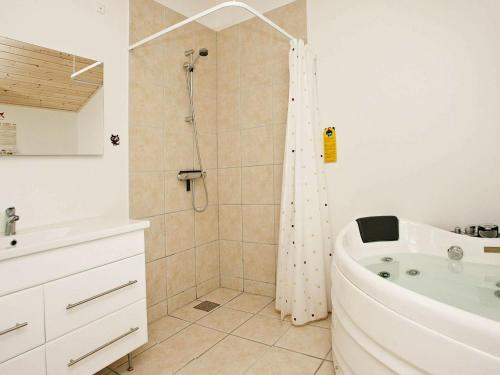Koupelna v ubytování 6 person holiday home in lb k
