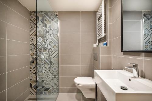y baño con aseo, lavabo y ducha. en Hotel Mediteran - Liburnia, en Mošćenička Draga
