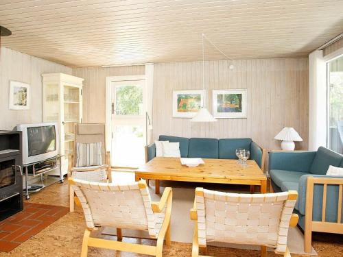 TV a/nebo společenská místnost v ubytování 6 person holiday home in Pandrup-By Traum