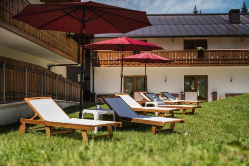 Un jardín fuera de Laguscei Dolomites Mountain Hotel