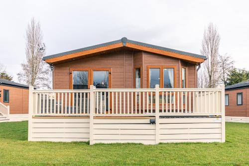 Waterfall Luxmy Lodge with Hot Tub, York, Marea Britanie