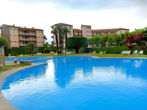 une grande piscine bleue dans une ville dans l'établissement Apartment Belmonte-1 by Interhome, à Brezzo
