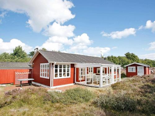 een klein rood-wit huis op een heuvel bij 6 person holiday home in lb k in Ålbæk