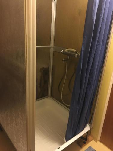 La salle de bains est pourvue d'une douche avec une porte en verre. dans l'établissement Marstrand, à Marstrand