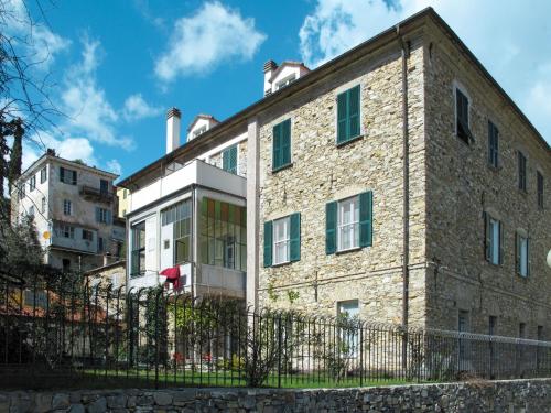 多爾切多的住宿－Apartment Giovanni - DOL116 by Interhome，前面有栅栏的砖砌建筑