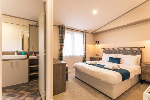 Ένα ή περισσότερα κρεβάτια σε δωμάτιο στο Waterfall Luxmy Lodge with Hot Tub
