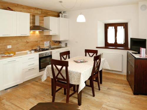 Kuchyň nebo kuchyňský kout v ubytování Apartment Cjase da Maestre-1 by Interhome