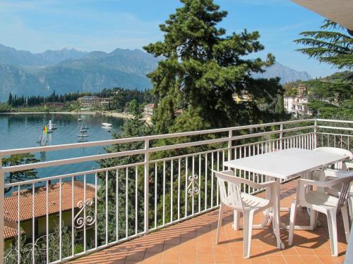 balcone con tavolo, sedie e vista sul lago di Apartment Belvedere-2 by Interhome a Malcesine