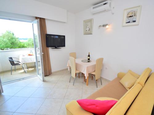 - un salon avec un canapé et une table dans l'établissement Apartment Rina-4 by Interhome, à Vodice