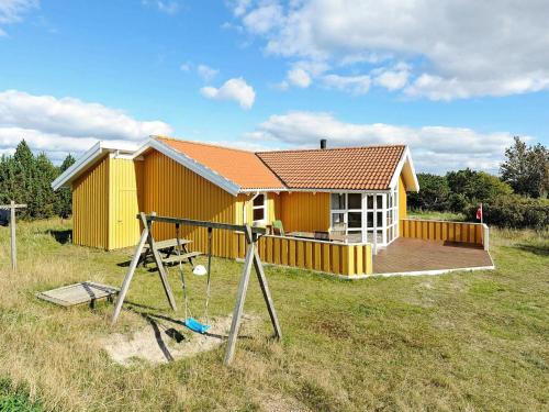 Sønderhoにある8 person holiday home in Fanの小さな黄色の家