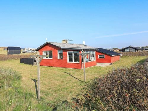 ロッケンにある6 person holiday home in L kkenの野原の上に座る赤い家