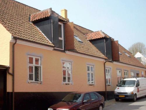 スヴァネケにある5 person holiday home in Svanekeの車が2台駐車している家