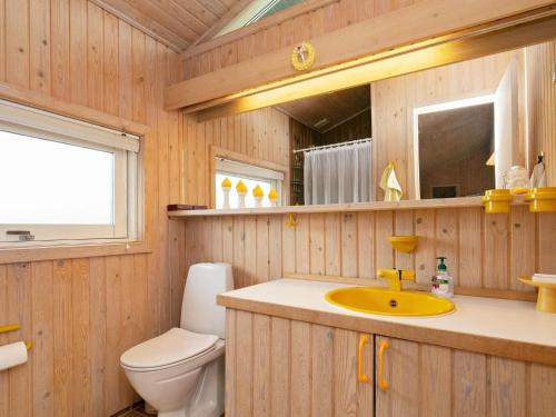 Ein Badezimmer in der Unterkunft Holiday home Blokhus X