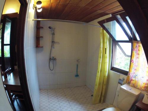 Ένα μπάνιο στο Bukit Raya Guesthouse