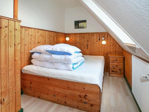 Postel nebo postele na pokoji v ubytování Two-Bedroom Holiday home in Svaneke 4