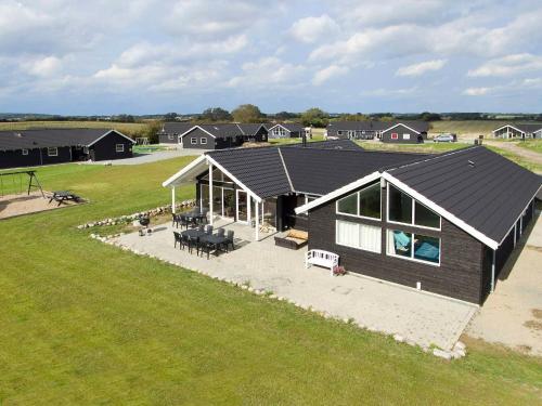 una vista aérea de una casa con techo en 16 person holiday home in Sydals, en Høruphav