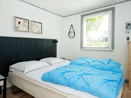 Un pat sau paturi într-o cameră la Holiday Home Diernæs II