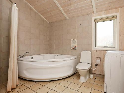 Kylpyhuone majoituspaikassa 8 person holiday home in Gilleleje