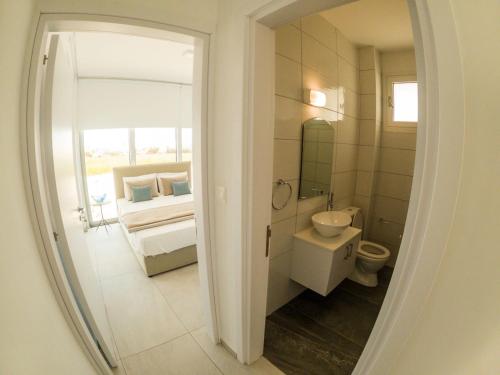uma casa de banho com um lavatório, um WC e um espelho. em Imperial Jade Villas Gold Emerging Villas 2 em Protaras