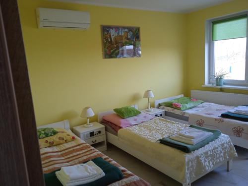 Cama ou camas em um quarto em Agrostok noclegi agroturystyka