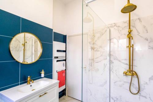 une salle de bain avec une douche, un lavabo et un miroir dans l'établissement Appartement de charme centre ville avec terasse, à Saint-Brieuc
