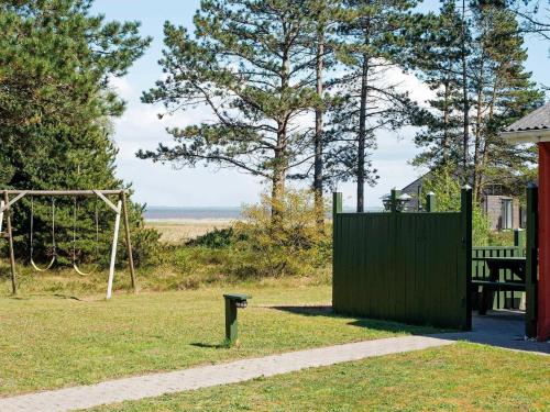 um parque com um parque infantil e um baloiço em 5 person holiday home in R m em Rømø Kirkeby
