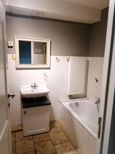 ein weißes Badezimmer mit einem Waschbecken und einer Badewanne in der Unterkunft Cépage de la Tourelle in Ways
