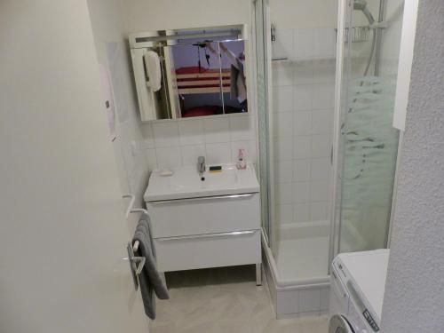 une salle de bain avec un lavabo et une douche dans l'établissement Appartement Pour 4 Personnes Avec Vue Sur Le Port De Plaisance- Residence Le Genois, à Capbreton