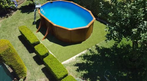 una vista aérea de una piscina en un jardín en 3 bedrooms house with private pool enclosed garden and wifi at Carballedo, en Carballedo
