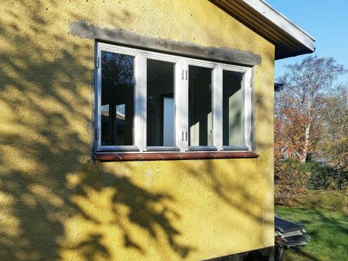 アリンエにある4 person holiday home in Allingeの黄色い建物の窓