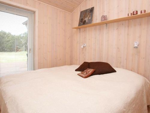 Postel nebo postele na pokoji v ubytování Four-Bedroom Holiday home in Ålbæk 7