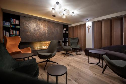 a living room with chairs and a fire place at Hotel Plan Murin in La Valle
