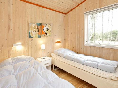 ÅlbækにあるFour-Bedroom Holiday home in Ålbæk 1のギャラリーの写真