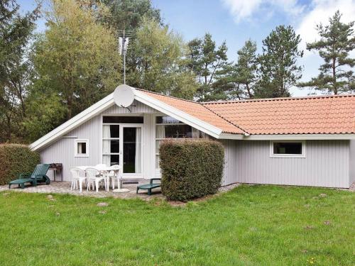En have udenfor 8 person holiday home in R dby