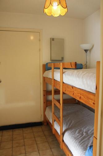 une chambre avec deux lits superposés et une lampe dans l'établissement Vacances à Bidart-Plage, à Bidart