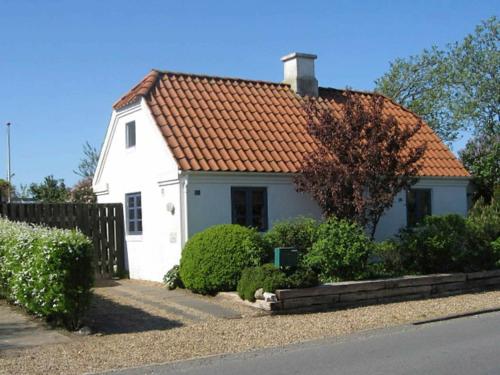 uma pequena casa branca com um telhado laranja em 4 person holiday home in Bramming em Bramming