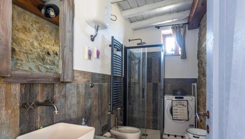 łazienka z prysznicem, toaletą i umywalką w obiekcie malandrino cottage w Cefalù