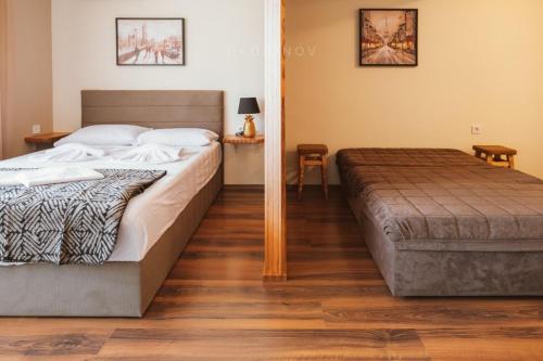 索佐波尔Apartment 7 and Studio 2 Quietly and peaceful place to relax的卧室配有一张大床和木地板