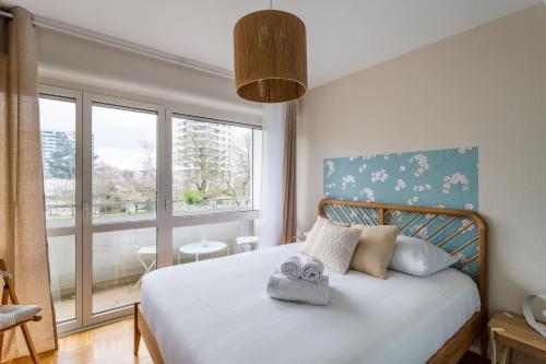 une chambre avec un lit avec des serviettes dessus dans l'établissement ROSA, Confortable 2 chambres avec parking dans le centre, à Rennes