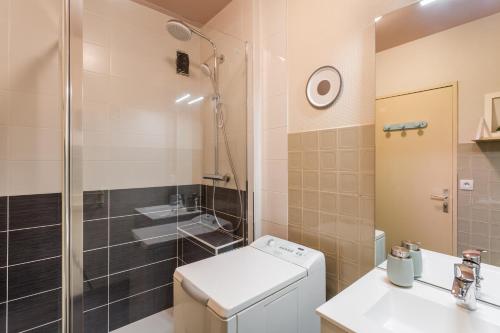une salle de bain avec douche et machine à laver dans l'établissement ROSA, Confortable 2 chambres avec parking dans le centre, à Rennes
