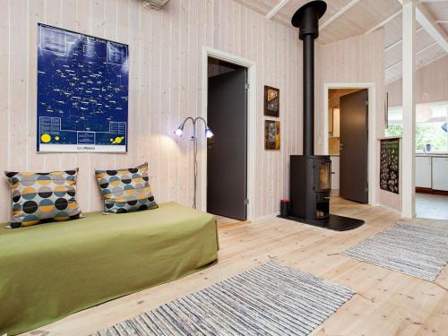 um quarto com uma cama verde num quarto em Five-Bedroom Holiday home in Juelsminde 1 em Slagelse