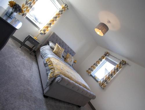 an overhead view of a bedroom with a couch and a mirror at Oor Neuk in Tole