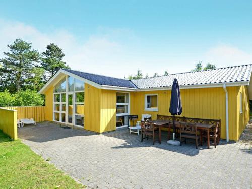 ヘンネ・ストランドにある8 person holiday home in Henneの黄色い家