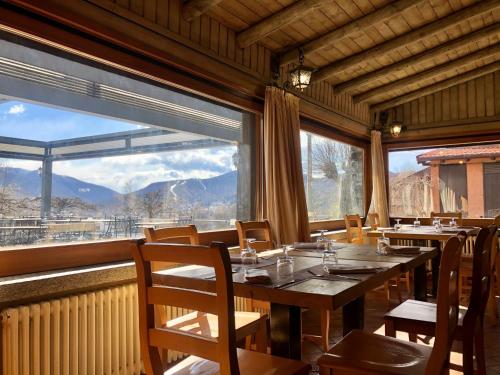 Vue générale sur la montagne ou vue sur la montagne depuis la ferme