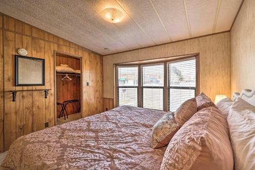 Ein Bett oder Betten in einem Zimmer der Unterkunft Richfield Home with Views about 13 Miles to Natl Park