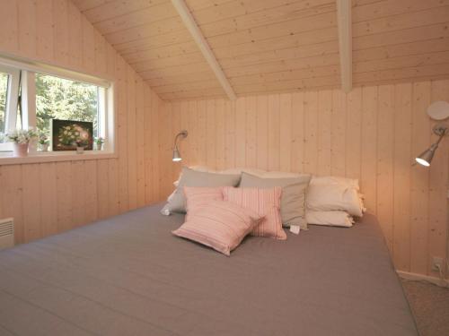 Postel nebo postele na pokoji v ubytování Four-Bedroom Holiday home in Væggerløse 8