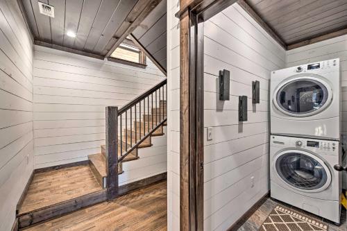 Φωτογραφία από το άλμπουμ του Luxury Cabin Getaway 1 Mi To Broken Bow Lake! σε Broken Bow